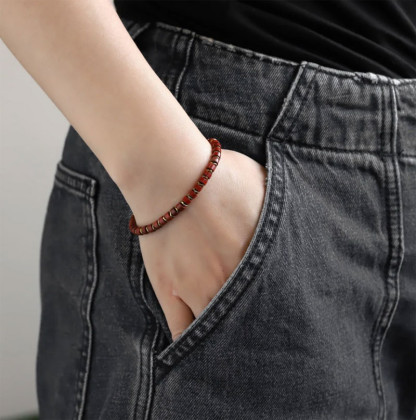 Náramek s červeným minerálem z pozlacené oceli BSS1085