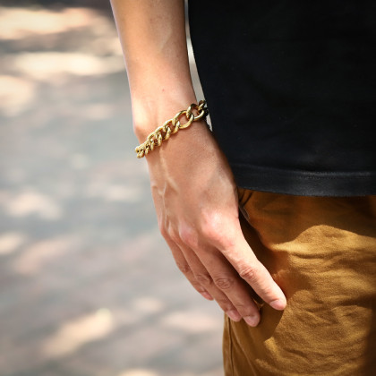 Netradiční pozlacený náramek z chirurgické oceli BSS1010GD