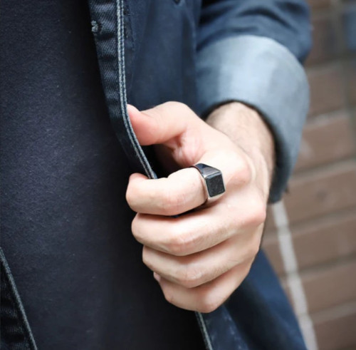 Prsten z chirurgické oceli s kovaným uhlíkem RSS1053