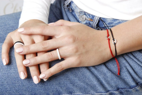 Moderní náramky ze zlata a nylonu